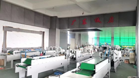 Colla per cartone per incollare e piegare contenente materiale di carta di varie dimensioni